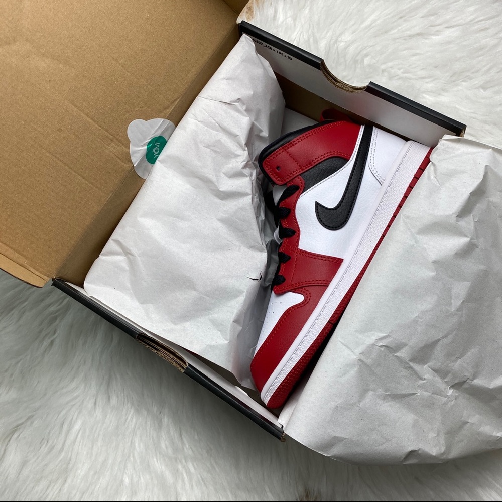 Air Jordan 1 Mid Chicago White Toe - Picture 8 of 10